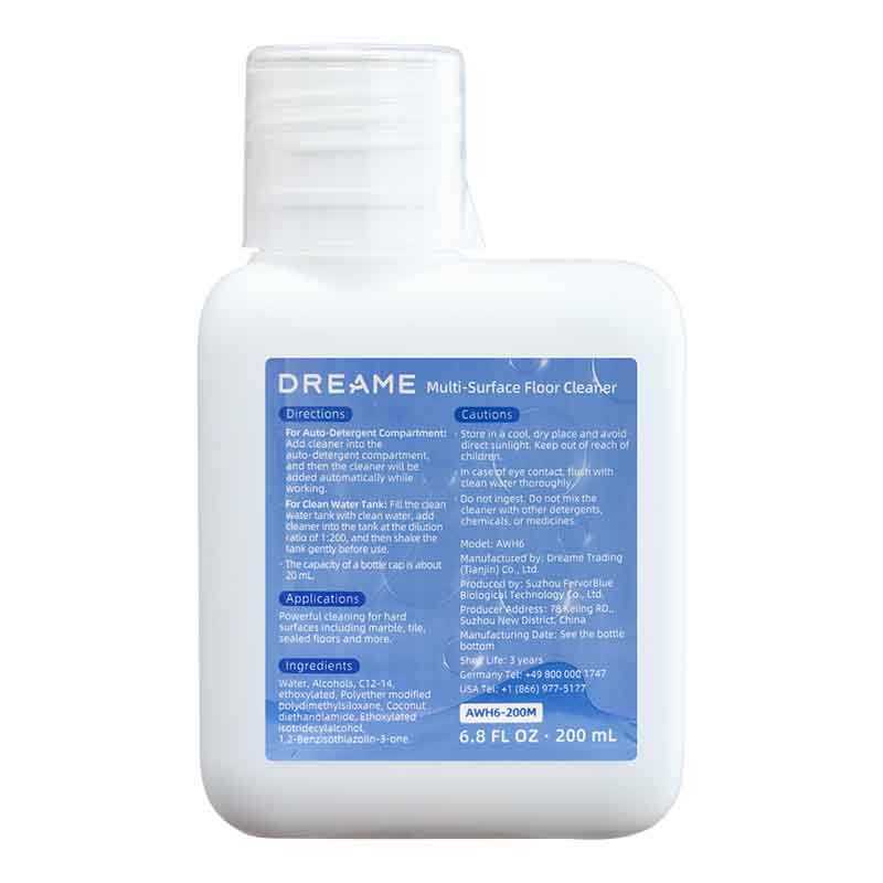 Butelka z płynem do czyszczenia powierzchni na białym tle